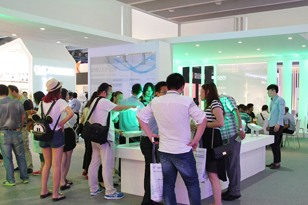 展會人員在交流